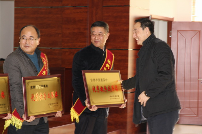 教育局領(lǐng)導(dǎo)為呂杰校長頒獎(jiǎng).JPG